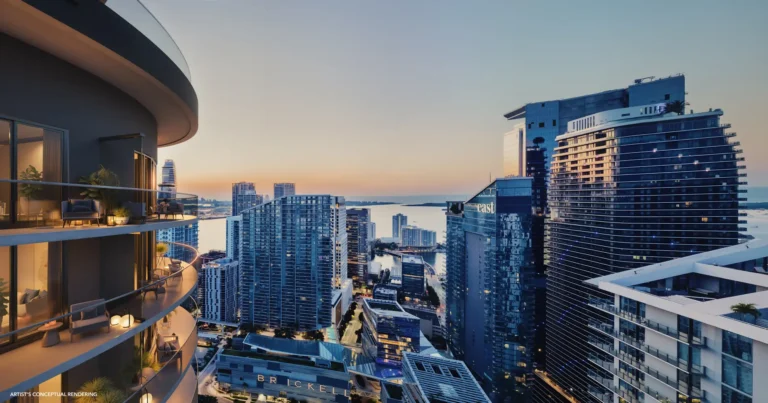 Miami Brickell bölgesinde The Standard Residences konut projesinin şehir manzarası ve yüksek katlı binalar